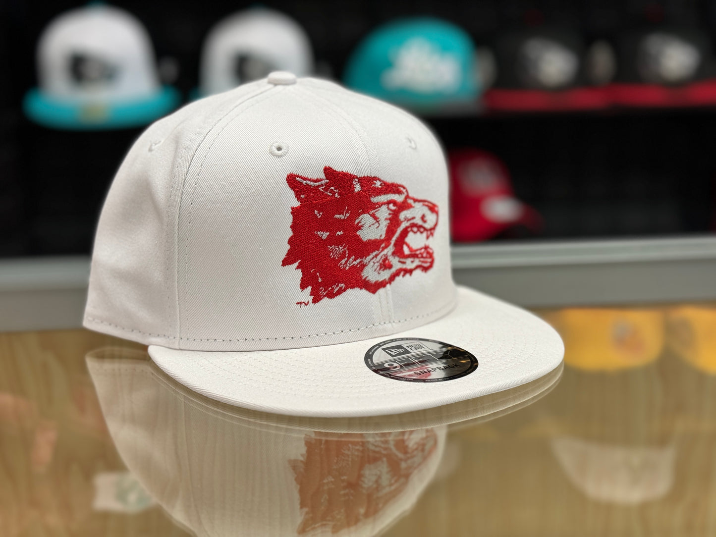 UNM Lobos White Embroidered 1970s Red Lobo Head - New Era Snapback